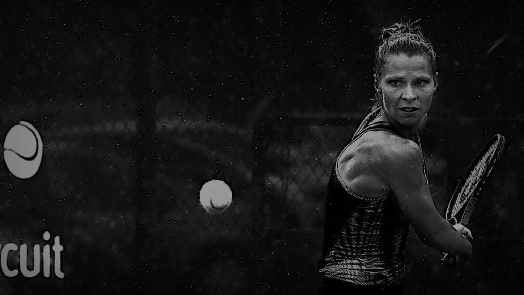 After a whole day had been cancelled due to rain in Hechingen 2017 the tennis had to be played in the drizzle during most of the following day. On clay it's doable, risky, but not as risky as on hard court. For this image with Katarzyna Piter I chose a very short shutter speed in order to capture the rain drops.