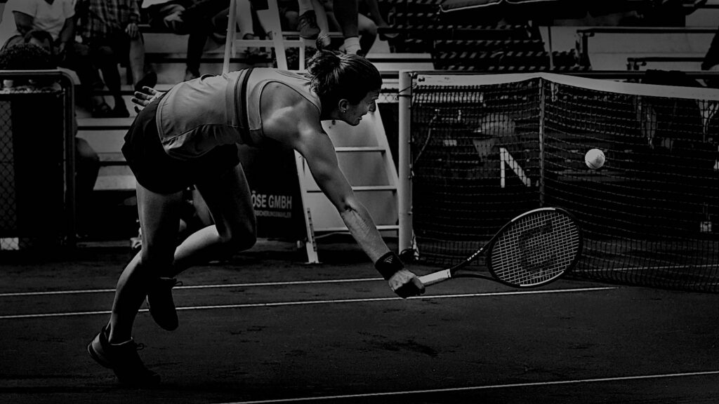 Working only with single shots, in doubles matches the player at the net always is more worthwhile to portrait due to the utterly short reaction-time there. Kathinka von Deichmann @ Versmold 2016.
