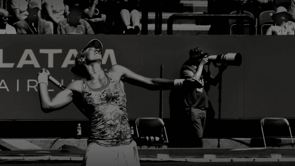 A scene from Eastbourne 2016 featuring Yanina Wickmayer. Again these different realities brought together in one frame. The spectators, the player, the media guy. One can see how bright the sun was on that day, always a challenge for the procedure of serving.